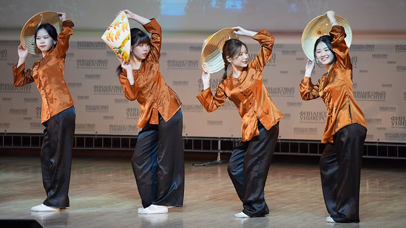 Sinh viên Việt Nam múa nón lá.