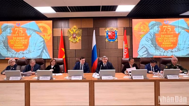 Phó Chủ tịch Ủy ban Đối ngoại Saint Petersburg Vyacheslav Kalganov điều hành Hội thảo.