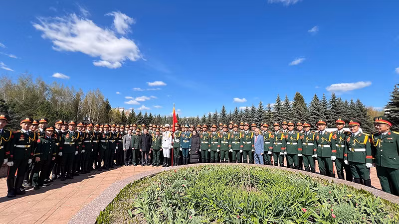 Đại sứ Đặng Minh Khôi chụp ảnh lưu niệm với các thành viên đoàn Quân đội nhân dân Việt Nam tham gia duyệt binh trên Quảng trường Đỏ.