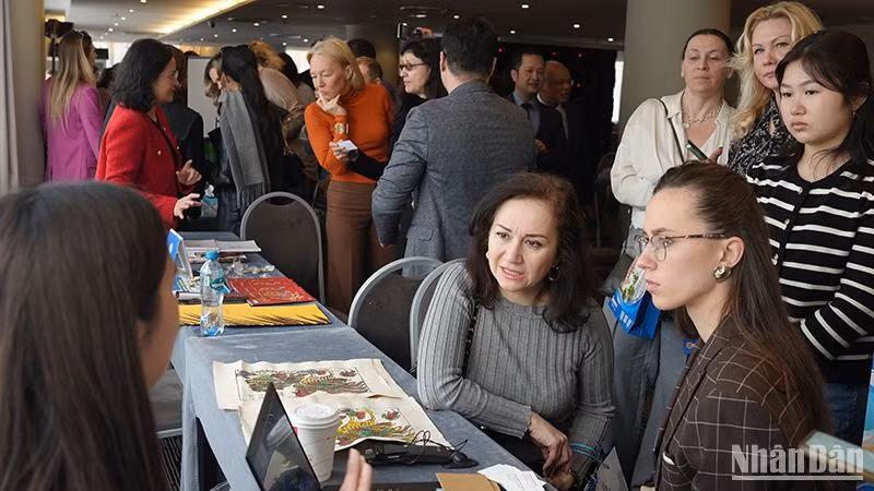 Đại diện các công ty du lịch Nga tìm hiểu về tiềm năng du lịch tỉnh Khánh Hòa tại Hội nghị. (Ảnh: XUÂN HƯNG)