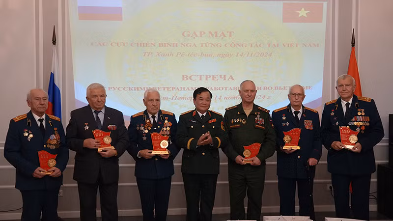 Thượng tướng Hoàng Xuân Chiến trao quà tặng các cựu chiến binh Nga ở Saint Petersburg. (Ảnh: XUÂN HƯNG)