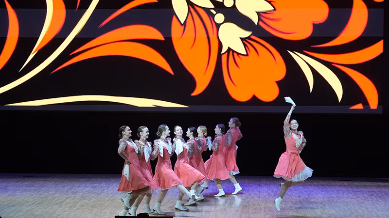 Sinh viên Nga mang đến chương trình nhiều tiết mục biểu diễn sôi động.