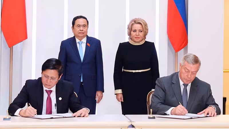 Hai nhà lãnh đạo chứng kiến Lễ ký thỏa thuận hợp tác giữa tỉnh Bà Rịa-Vũng Tàu và tỉnh Rostov. (Ảnh: Thống Nhất/TTXVN)