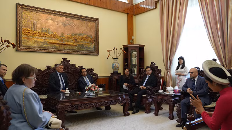 Đại sứ Đặng Minh Khôi và Thứ trưởng Andrey Rudenko thưởng thức tiết mục trình diễn nhạc cụ truyền thống Việt Nam. (Ảnh: XUÂN HƯNG)