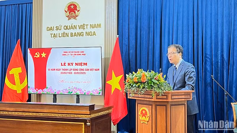 Đại sứ Đặng Minh Khôi, Bí thư Đảng ủy Việt Nam tại Liên bang Nga phát biểu tại lễ kỷ niệm. (Ảnh: XUÂN HƯNG)