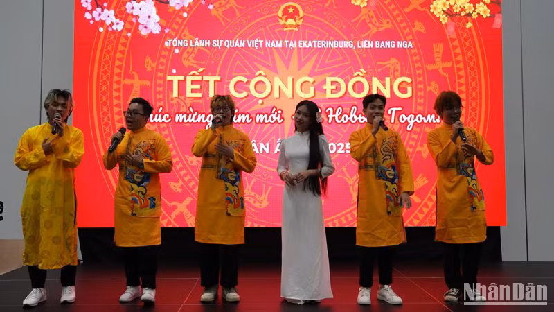 Sinh viên Việt Nam biểu diễn văn nghệ trong chương trình Tết cộng đồng Xuân Ất Tỵ năm 2025. (Ảnh: XUÂN HƯNG)