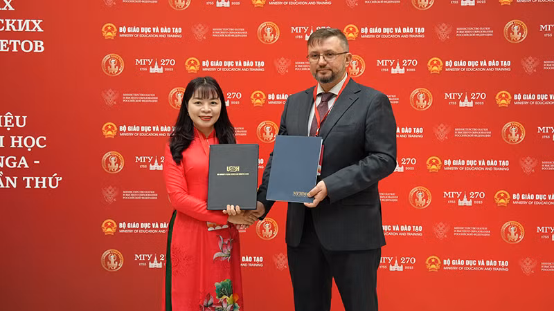 Đại diện lãnh đạo Đại học hai nước ký kết hợp tác. (Ảnh: XUÂN HƯNG)