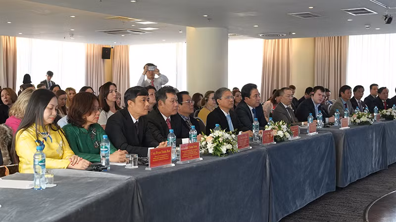 Các đại biểu xem clip quảng bá du lịch tỉnh Khánh Hòa. (Ảnh: XUÂN HƯNG)