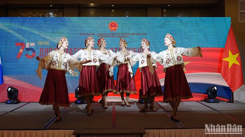 Sinh viên Nga biểu diễn tại Lễ kỷ niệm 75 năm Ngày thiết lập quan hệ ngoại giao giữa Việt Nam và Liên bang Nga.