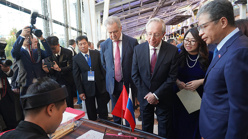 Đại sứ Đặng Minh Khôi cùng Thứ trưởng Ngoại giao Nga Mikhail Galuzin, Chủ nhiệm Ủy ban Đối ngoại thành phố Saint Petersburg Evgeny Grigoriev xem viết thư pháp tại Lễ kỷ niệm 78 năm Quốc khánh Việt Nam tại Liên bang Nga. (Ảnh: XUÂN HƯNG)