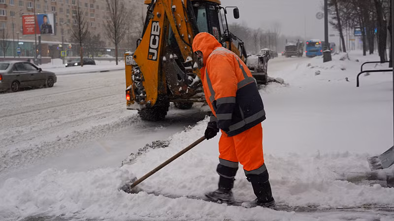Công nhân được huy động tăng cường để dọn tuyết trên các phố chính thủ đô. (Ảnh: XUÂN HƯNG)