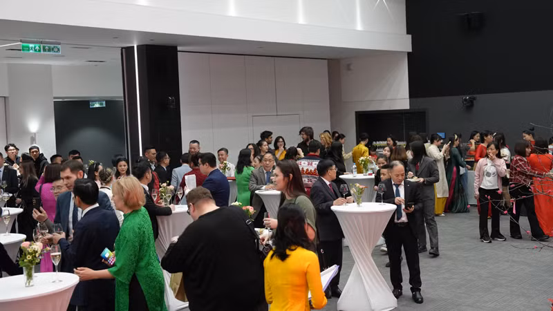 Đông đảo bà con cộng đồng người Việt Nam tại Ekaterinburg tham dự chương trình. (Ảnh: XUÂN HƯNG)