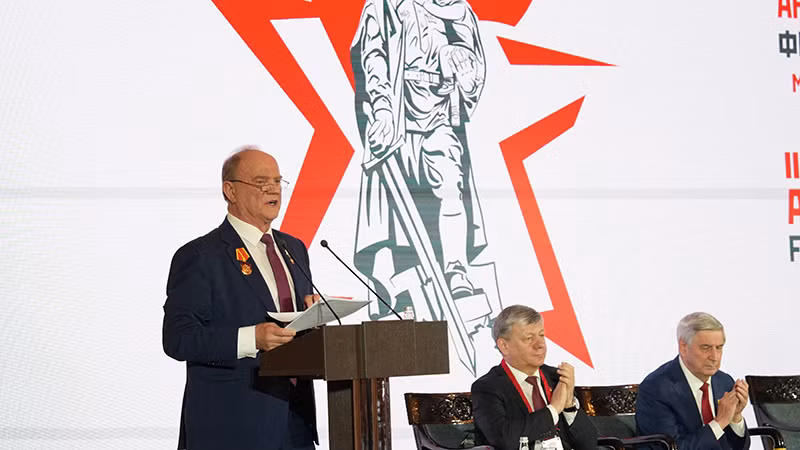 Chủ tịch Ủy ban Trung ương KPRF Gennady Zyuganov phát biểu tại Hội thảo quốc tế chống phát-xít của các lực lượng cánh tả. (Ảnh: XUÂN HƯNG)