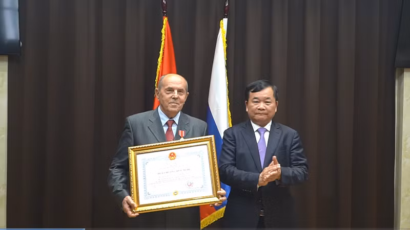 Trao Huy chương Hữu nghị của Chủ tịch nước tặng Phó Tổng Giám đốc phía Nga Trung tâm Nhiệt đới Việt-Nga Alexey Svitich. (Ảnh: Xuân Hưng)