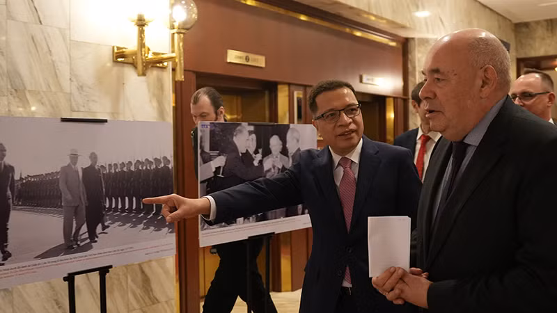 Đại sứ Đặng Minh Khôi giới thiệu ảnh tư liệu về quan hệ Việt Nam-Liên bang Nga.