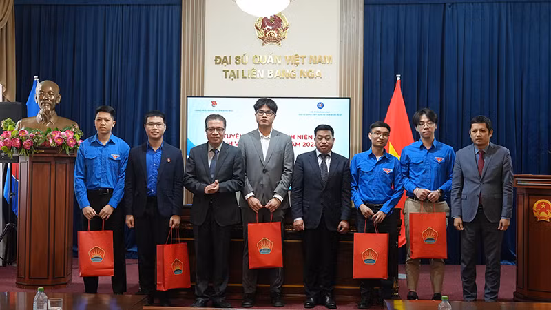 Tuyên dương sinh viên có thành tích học tập xuất sắc năm 2024. (Ảnh: XUÂN HƯNG)