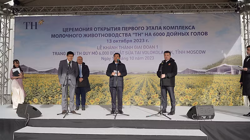 Bộ trưởng Công thương Việt Nam Nguyễn Hồng Diên, Thống đốc tỉnh Moskva Andrey Vorobyov tại lễ khánh thành. (Ảnh: XUÂN HƯNG)