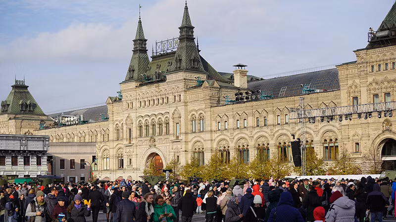 Nhiều người dân Moskva tập trung tại Quảng trường Đỏ ngày khai mạc bảo tàng.