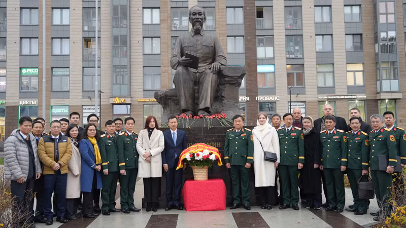 Dâng hoa tại Tượng đài Chủ tịch Hồ Chí Minh ở thành phố Saint Petersburg. (Ảnh: XUÂN HƯNG)