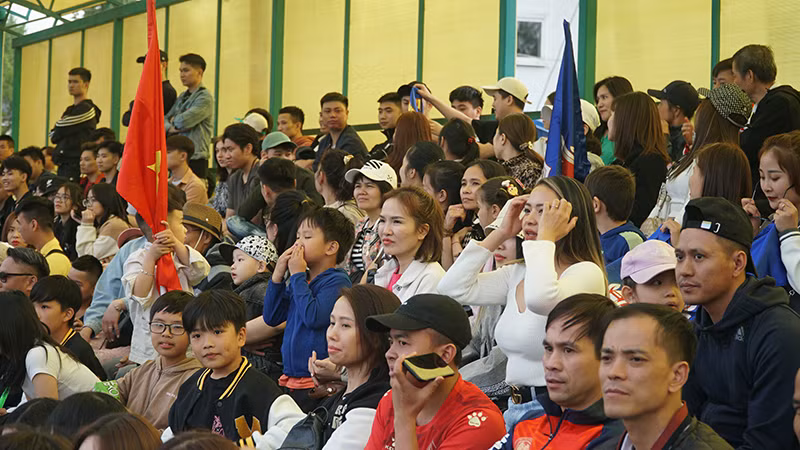 Giải bóng đá cộng đồng người Việt Nam tại Nga ngày càng thu hút đông đảo người dân tham gia cổ vũ. (Ảnh: Xuân Hưng)