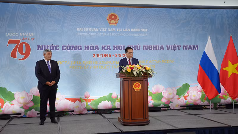 Đại sứ Đặng Minh Khôi (phải) và Thứ trưởng Ngoại giao Nga Andrey Rudenko.