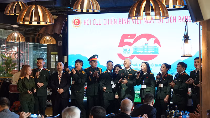 Các cựu chiến binh Việt Nam tại Nga và các đại biểu hát vang những ca khúc ca ngợi chiến thắng vẻ vang của dân tộc, ca ngợi người lính, quê hương, đất nước.