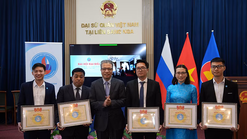 Đại sứ Đặng Minh Khôi trao tặng Bằng khen Ban vận động thành lập Hội Sinh viên Việt Nam tại Liên bang Nga. (Ảnh: XUÂN HƯNG)