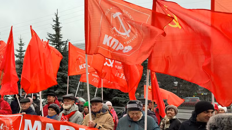 Hoạt động kỷ niệm Cách mạng Tháng Mười tại thành phố Yoshkar-Ola thuộc Cộng hòa Mari El, Liên bang Nga. (Ảnh: KPRF12.RU)