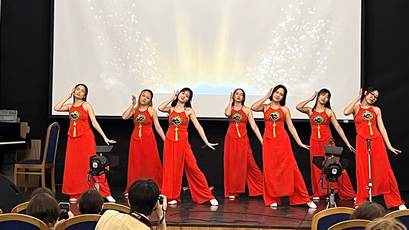 Tiết mục biểu diễn của sinh viên Việt Nam. (Ảnh: Xuân Hưng)