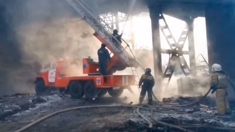 Lực lượng chức năng Nga đang khắc phục hậu quả sự cố. Ảnh: Bộ Tình trạng khẩn cấp Nga.