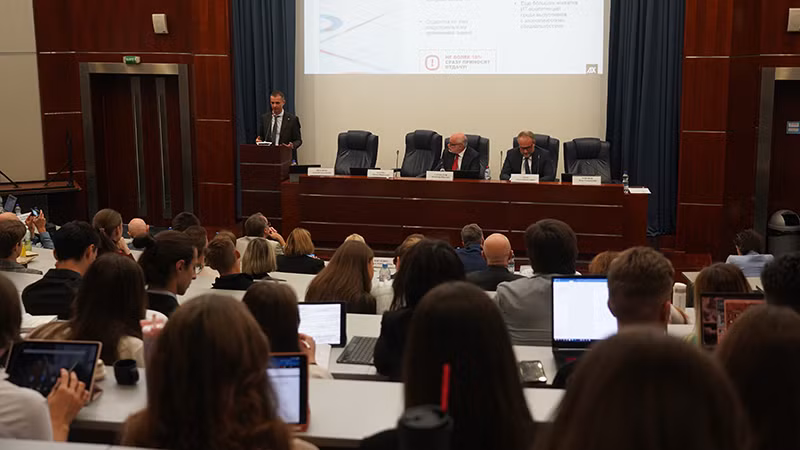 Đại biểu trình bày tham luận tại Hội thảo. (Ảnh: XUÂN HƯNG)