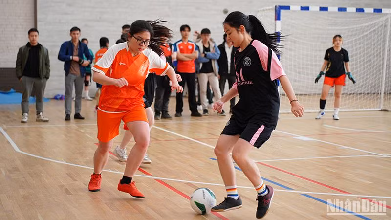 Các trận thi đấu của môn bóng đá nữ diễn ra sôi nổi. (Ảnh: XUÂN THÌN)