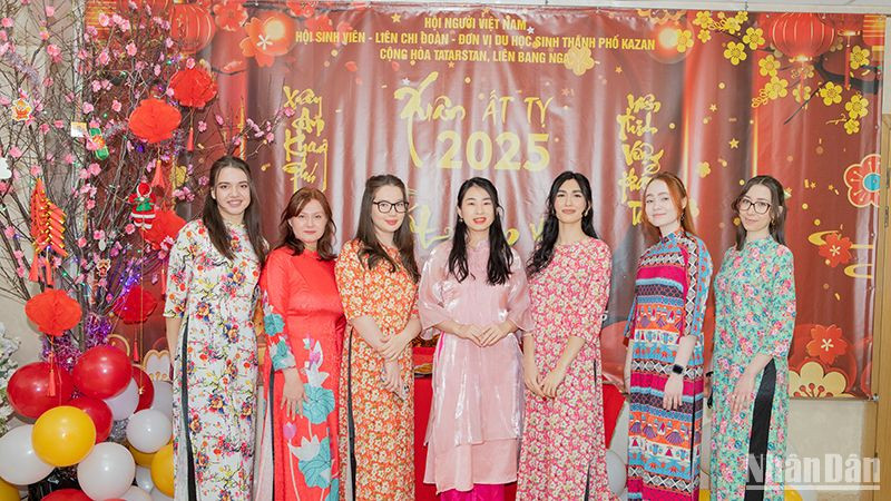Sinh viên Nga nghiên cứu tiếng Việt tại Đại học Tổng hợp Liên bang Kazan chụp ảnh với giảng viên người Việt Nam (giữa) tại chương trình. (Ảnh: HUY HOÀNG)