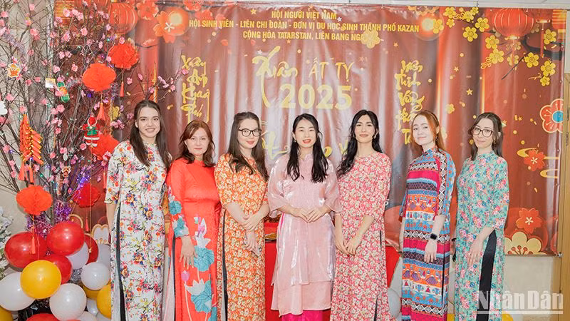 Sinh viên Nga nghiên cứu tiếng Việt tại Đại học Tổng hợp Liên bang Kazan chụp ảnh với giảng viên người Việt Nam (giữa) tại chương trình. (Ảnh: HUY HOÀNG)