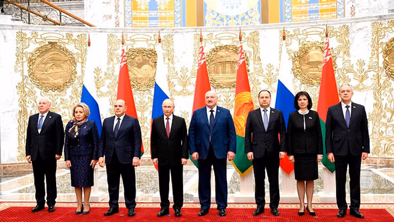 Các đại biểu Nga và Belarus chụp ảnh lưu niệm tại cuộc họp Hội đồng Nhà nước Tối cao của Nhà nước Liên minh. (Ảnh: KREMLIN.RU)