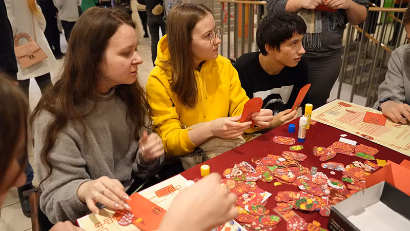 Làm và dán trang trí bao lì xì ngày Tết Việt Nam.