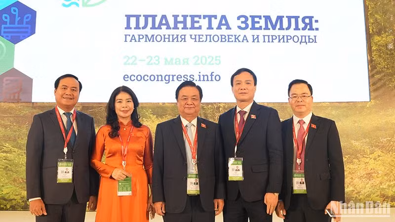 Phó Chủ tịch Quốc hội Lê Minh Hoan dẫn đầu đoàn Đại biểu cấp cao Quốc hội Việt Nam tham dự Đại hội Sinh thái Quốc tế Nevsky lần thứ 11. (Ảnh: XUÂN HƯNG)