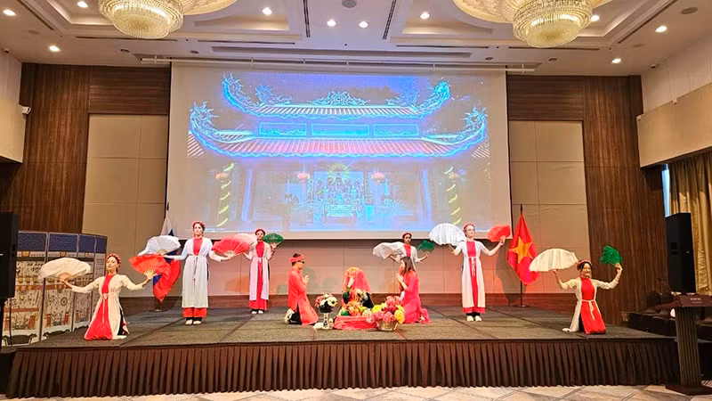 Tiết mục biểu diễn của cộng đồng người Việt Nam sinh sống, học tập tại Vladivostok.