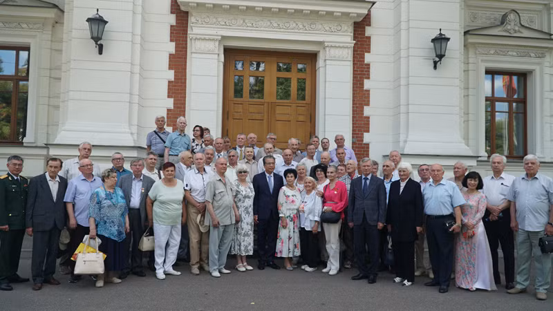 Đại sứ Đặng Minh Khôi và các đại biểu chụp ảnh kỷ niệm. (Ảnh: Xuân Hưng)