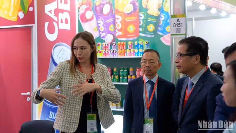 Đại sứ Đặng Minh Khôi và Tham tán Thương mại Việt Nam tại Liên bang Nga tham quan gian hàng tại Hội chợ quốc tế về thực phẩm đồ uống Worldfood Moscow 2024. (Ảnh: XUÂN HƯNG)