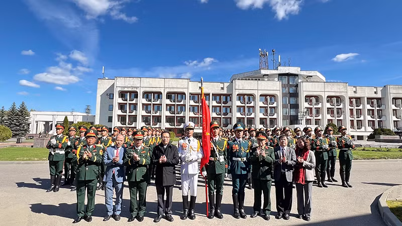 Đại sứ Đặng Minh Khôi tới thăm, động viên đoàn Quân đội nhân dân Việt Nam đang luyện tập ở thủ đô Moskva.