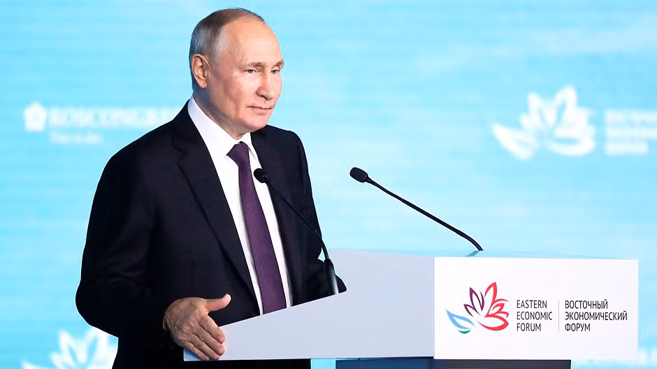 Tổng thống Nga Vladimir Putin phát biểu tại phiên toàn thể EEF-2023. (Ảnh: KREMLIN.RU)
