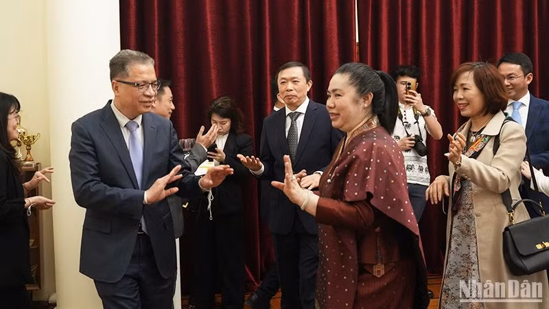 Hai Đại sứ cùng phu nhân, cán bộ, nhân viên hai Đại sứ quán Việt Nam và Lào tại Liên bang Nga múa lăm vông. (Ảnh: XUÂN HƯNG)