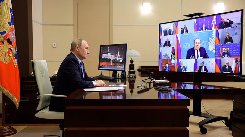 Tổng thống Nga Vladimir Putin họp trực tuyến với các thành viên thường trực của Hội đồng An ninh Nga. (Ảnh: KREMLIN.RU)