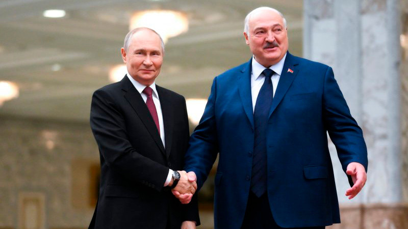 Tổng thống Nga Vladimir Putin và Tổng thống Belarus Alexander Lukashenko. (Ảnh: TASS)