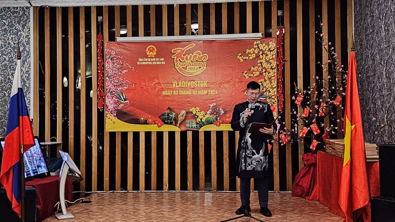 Tổng lãnh sự Việt Nam tại Vladivostok phát biểu tại sự kiện.
