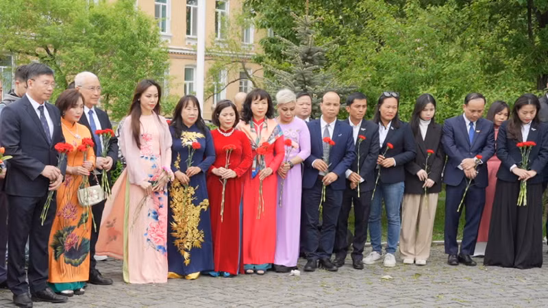 Đặt hoa bên tượng đài Chủ tịch Hồ Chí Minh tại công viên trên phố Borisenko.