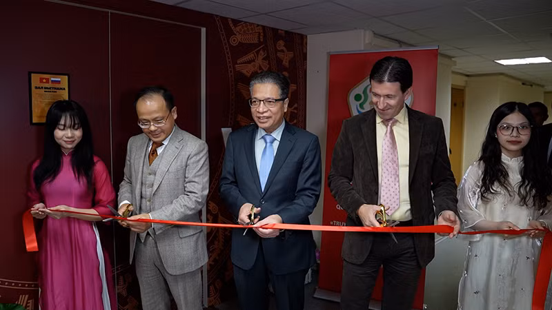 Các đại biểu cắt băng khánh thành Phòng Việt Nam. (Ảnh: XUÂN HƯNG)