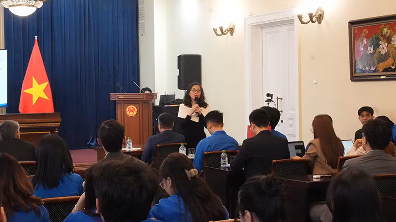 Phụ trách Bộ phận giáo dục Đại sứ quán Việt Nam tại Liên bang Nga Mai Nguyễn Tuyết Hoa giải đáp các câu hỏi của sinh viên. (Ảnh: XUÂN HƯNG)