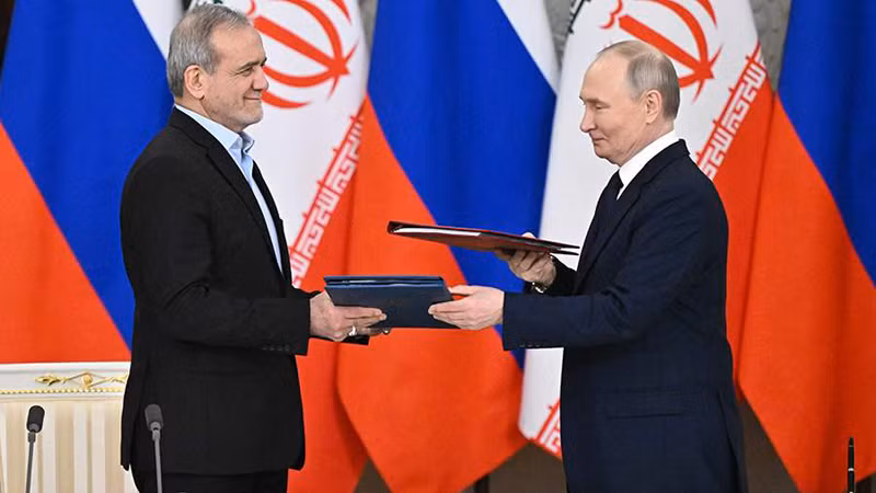 Tổng thống Nga Vladimir Putin và người đồng cấp Iran Masoud Pezeshkian trao văn kiện mới. (Ảnh: RIA Novosti)